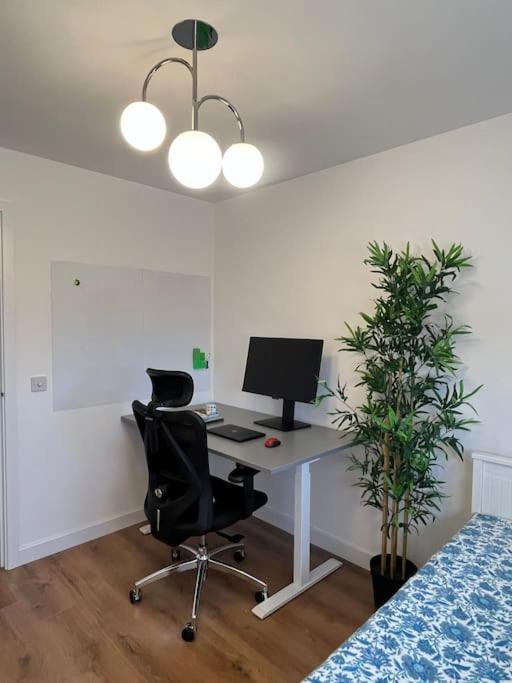 Modern And Spacious With Large Garden Vakantiehuis