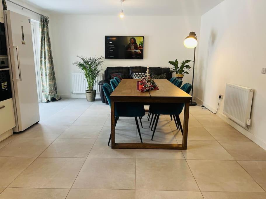 Modern And Spacious With Large Garden Vakantiehuis *