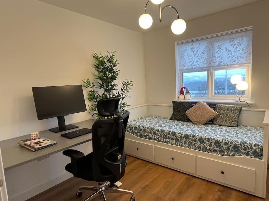Modern And Spacious With Large Garden Vakantiehuis *